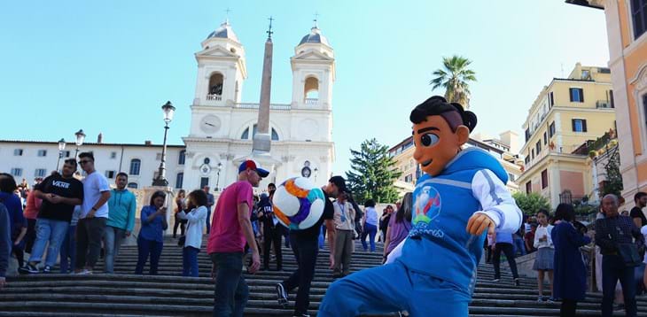 La mascotte ‘Skillzy’ nei luoghi simbolo di Roma: una giornata tra palleggi, ‘trick’ e tanti applausi