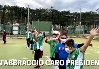Il saluto dei calciatori della A.S.D. Porto Potenza al Presidente Mauro Balata