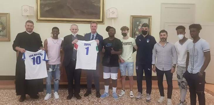 L'arcivescovo di Bologna Zuppi incontra i ragazzi di Refugee Team