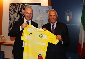 Presentata in FIGC la maglia commemorativa del 50° anniversario dell’ASD Sport in Vaticano