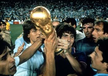 Spagna '82. A 40 anni al "Mundial", la Coppa del Mondo esposta davanti alla sede FIGC