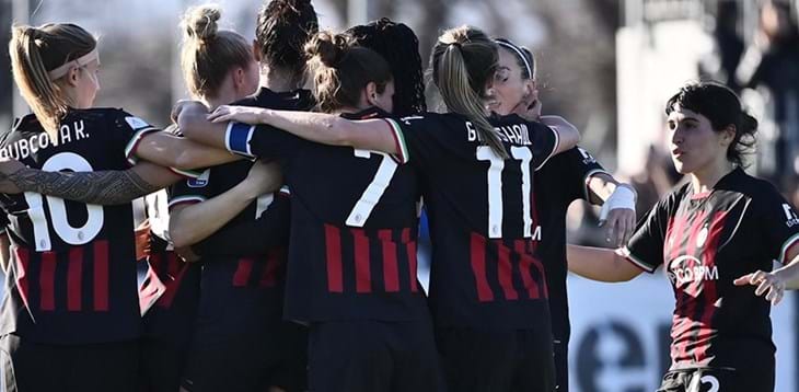 La Roma batte di misura il Como, 2-1 del Milan sulla Juventus, agganciata dalla Viola al 2° posto