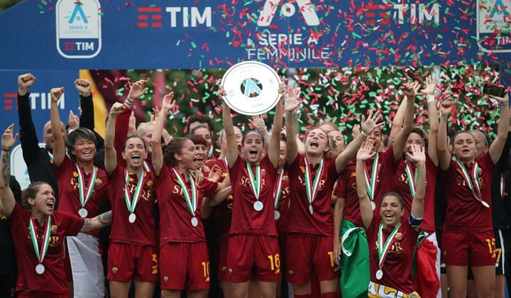 La premiazione della Roma per la vittoria dello Scudetto