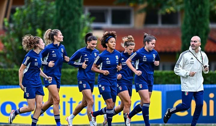 Primo giorno di lavoro per le Azzurre a Coverciano