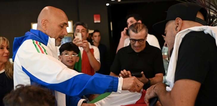 Autografi, selfie e sfide a ping pong: gli Azzurri incontrano i tifosi alla vigilia dell’amichevole con il Venezuela