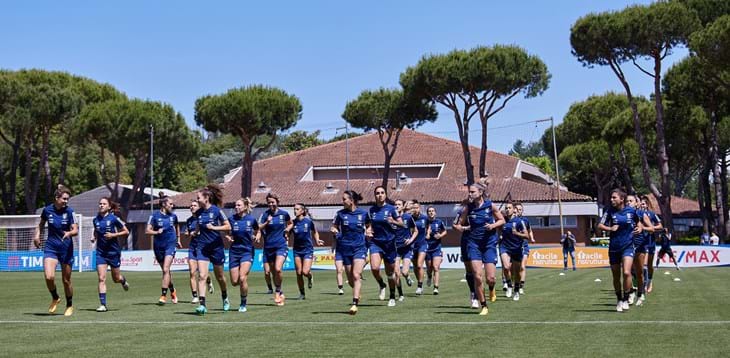 Azzurre, la corsa verso EURO 2025 riparte da Oslo. Ultimo allenamento a Tirrenia, poi la partenza per la Norvegia