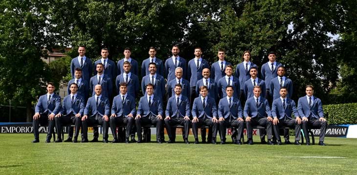 Blue two-button jacket, straight denim trousers, and a light blue shirt. Here is the new formal attire of the National Team designed by Emporio Armani