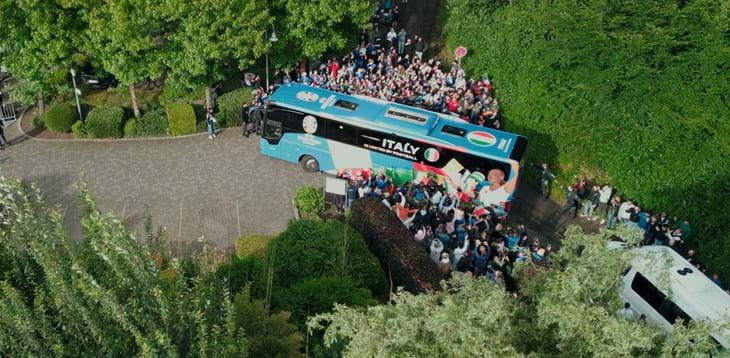 L’Italia sbarca in Germania, a Dortmund una calda accoglienza per gli Azzurri: l’arco d’acqua dei Vigili del Fuoco e bandiere tricolori