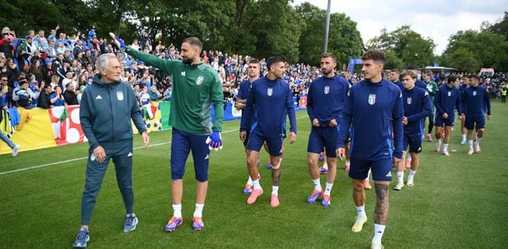Italia, quanto amore dai tifosi Azzurri! Freestyler, musica e cori per tutti, poi il primo allenamento per la squadra di Spalletti a Iserlohn