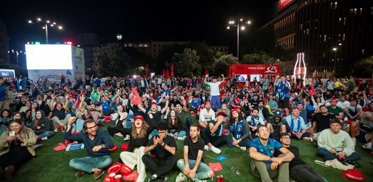 Anche Casa Azzurri a Milano fa festa per l’esordio vincente dell’Italia: un boato al gol di Barella