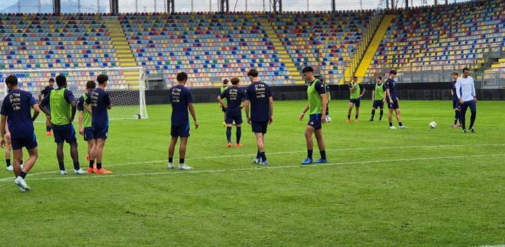 England arrive in Frosinone. Corradi: