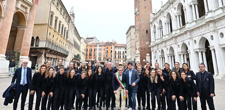 A Vicenza grande accoglienza per le Azzurre: in mattinata l’incontro con il sindaco e lo scatto davanti alla Basilica Palladiana