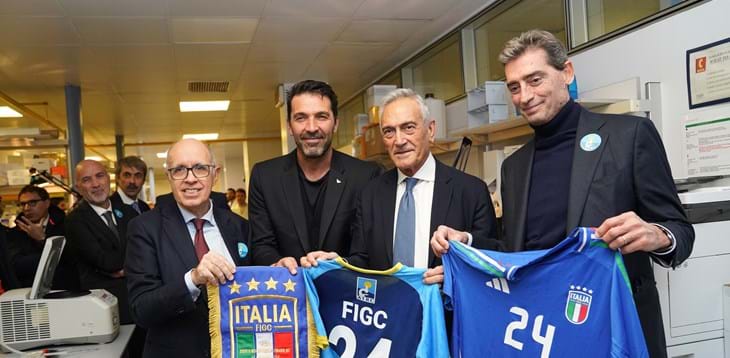 Una delegazione della FIGC in visita all’Istituto di Oncologia Molecolare di Fondazione AIRC. Gravina: “Orgogliosi di sostenere la ricerca”