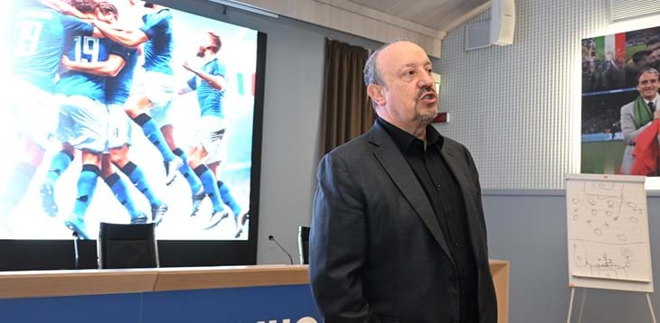 A Coverciano è il giorno di Rafa Benitez: lezione in aula magna al corso per allenatori UEFA Pro