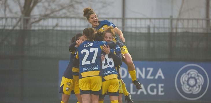 Il Parma batte 1-0 l'Arezzo nel recupero e aggancia la Ternana al primo posto: decisivo un gol di Ferrario