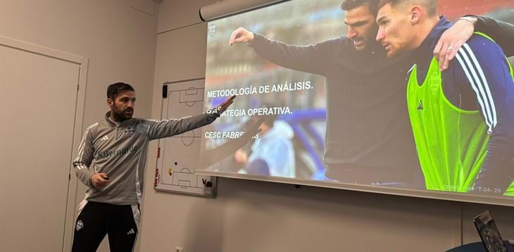 Gli allievi del Master UEFA Pro a Como per uno stage: Fabregas in versione docente per i suoi compagni di studio