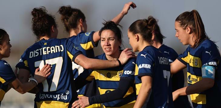 Tris del Parma sul campo del Chievo nell'anticipo: gialloblù di nuovo in testa alla classifica per una notte. Domenica la Ternana deve rispondere