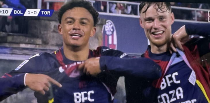 Ndoye e Beukema del Bologna festeggiano un gol mostrando la maglia dedicata al 'BFC Senza Barriere':