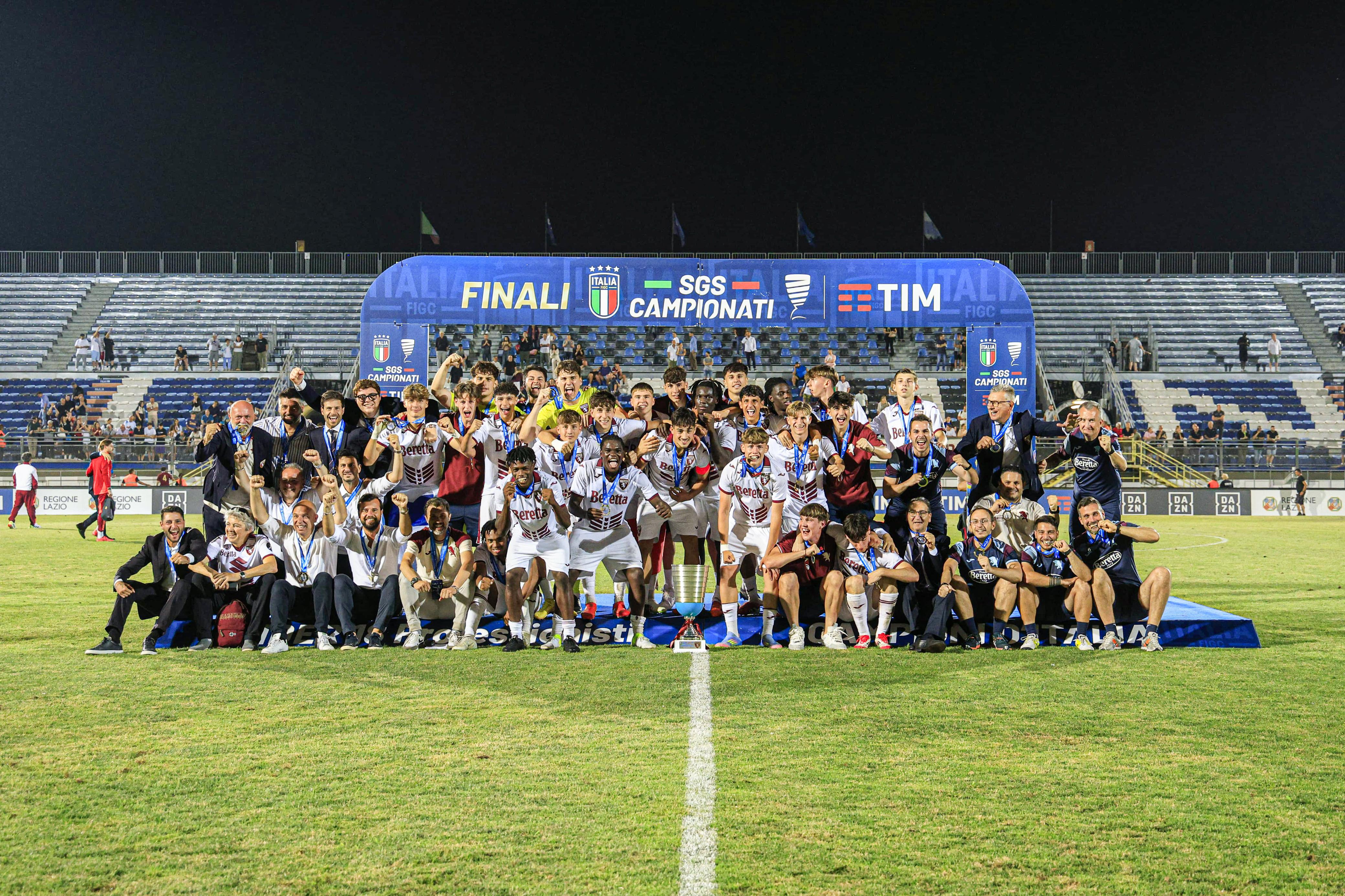 Il Torino festeggia la vittoria del Campionato Nazionale Under 18 Professionisti 2024/2025 a Latina