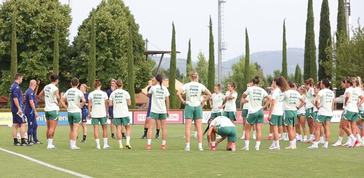 L’Italia corre verso EURO 2025: ultimi giorni di lavoro a Coverciano, venerdì la partenza per la Svizzera. Soffia lascia il raduno per infortunio