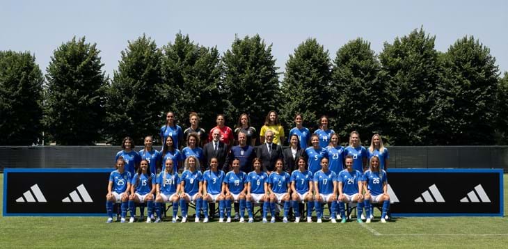 Azzurre al campo 'Gianluca Vialli' per la foto ufficiale. In serata il volo per la Svizzera: inizia l’avventura a EURO 2025