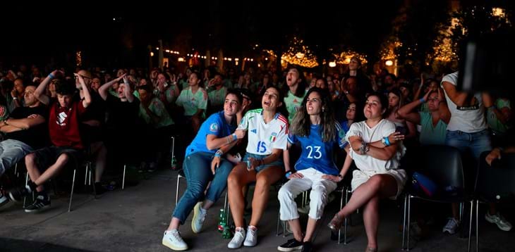 Dal sogno alle lacrime, al MAXXI la serata dell'orgoglio italiano. L'inno a squarciagola, il boato al gol di Bonansea, gli applausi finali dei 600 di Casa Azzurre
