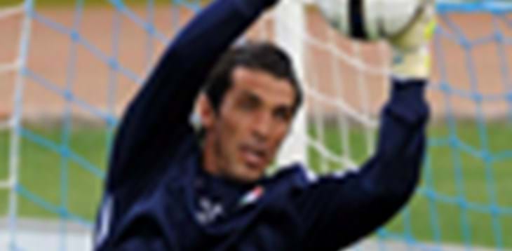 Buffon, a due presenze dal record: “Sedici anni bellissimi in Azzurro”