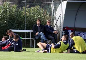 Conte in visita al Cagliari per seguire l’allenamento della squadra di Zeman