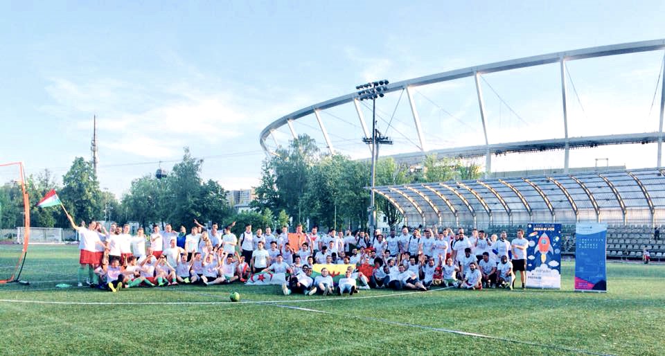 Tifosi sul prato davanti lo stadio