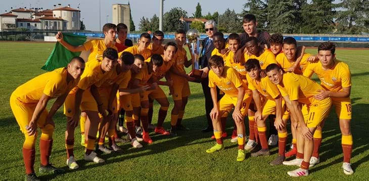 Derby del sud tra Roma e Napoli. Il Milan capolista ospita il Bologna per il quarto successo consecutivo